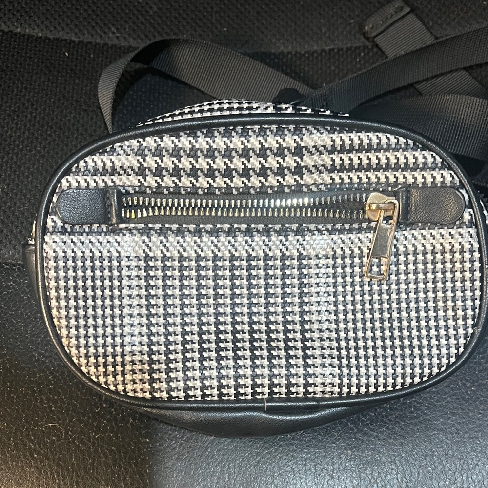 Chic Houndstooth Crossbody Bag